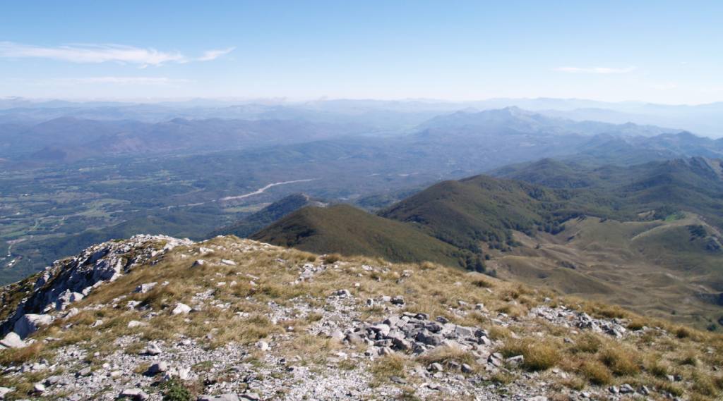A gentle hike to Sveto Brdo (1751 m): rising above the Adriatic and its endless horizons